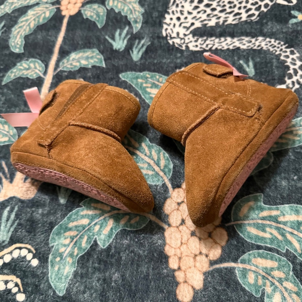 UGG Baby Girls Brown Suede Sheepskin Lined Booties Pink Bow Size 2/3C‎
